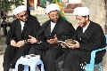 (١٣٣) جمع من مبلغي المشروع التبليغي للحوزة العلمية في زيارة الأربعين - نقاش في المسائل الشرعية قبل الذهاب لموقع العمل