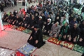 (١٣٩) سماحة الأستاذ في الحوزة العلمية السيد محمد علي بحر العلوم يؤم المصلّين على طريق يا حسين