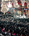 (١٧٤) زوار الامام الحسين عليه السلام وهم يأدون زيارة الأربعين