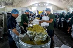 ١٠٠٠٠ وجبة طعام يوزّعها المطبخ المركز في العتبة العلوية المقدسة على زائري الأربعين