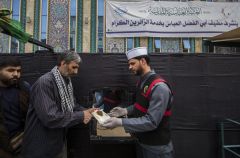 مضيفُ أبي الفضل العبّاس (عليه السلام) يواصل تقديم الخدمة لزائري الأربعين بتقديم أكثر من (٧٥) ألف وجبة يوميّاً