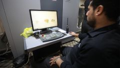أي زائر خاضع للفحص والتفتيش عبر أجهزة حديثة ومتطورة تعمل بالإشعاع